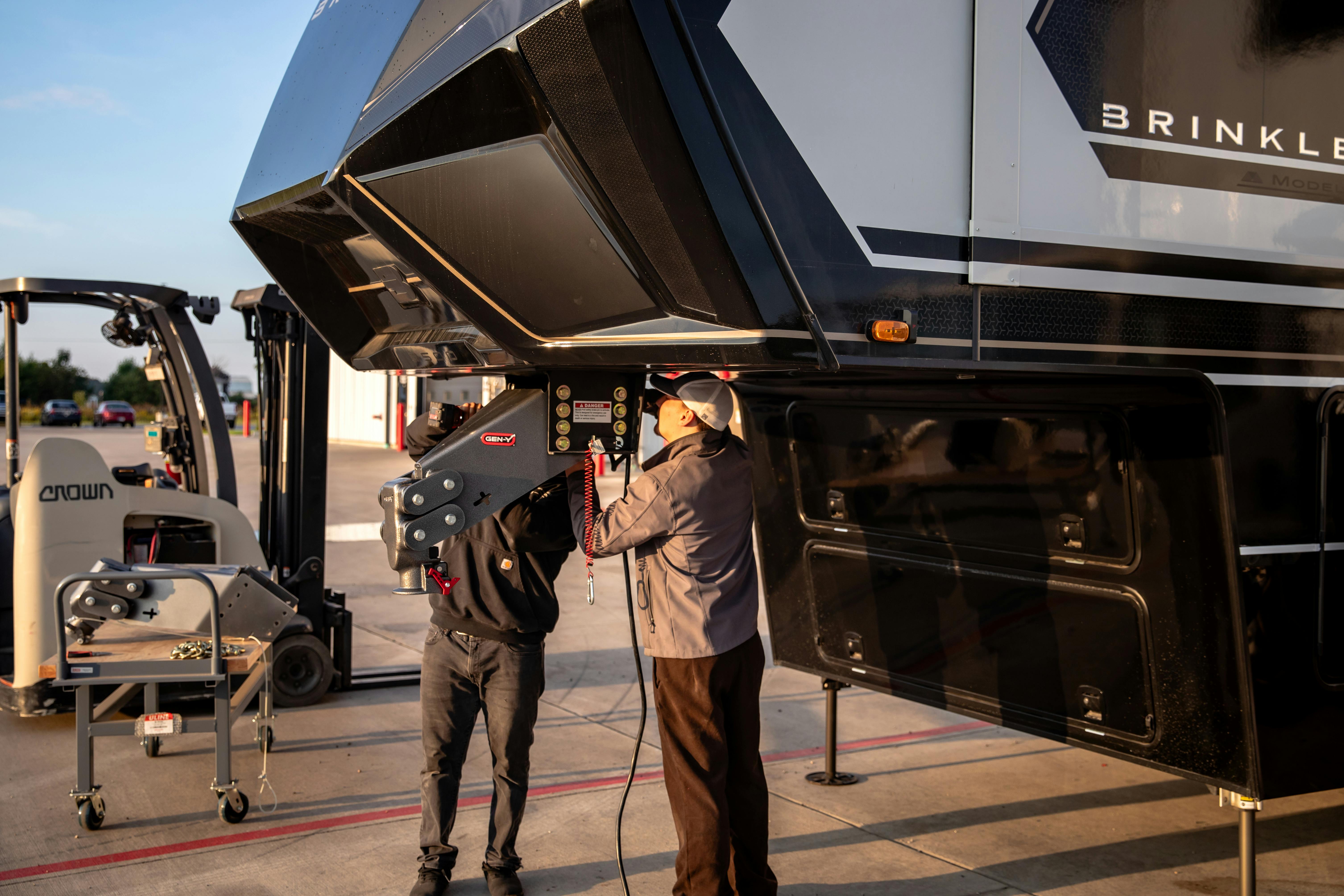 GEN-Y Hitch GH-8040 Executive Torsion Flex King Pin Fifth Wheel Box 1.5K - 3.5K pin weight range 21K