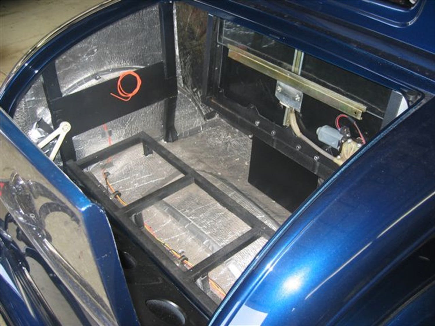 Hushmat 10301 Trunk Kit has 10 silver sheets of 12x23 in Ultra. Total 19.1 sqft.