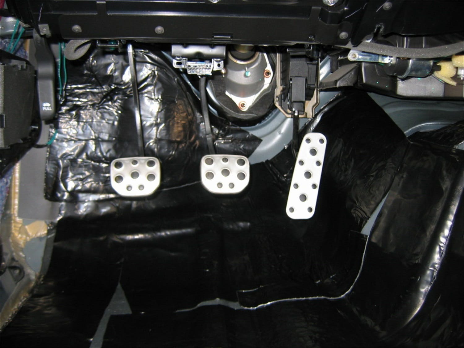 Hushmat 10400 Floor/Dash Kit has 20 black sheets of 12x23 in Ultra. Total 38.7 sqft.