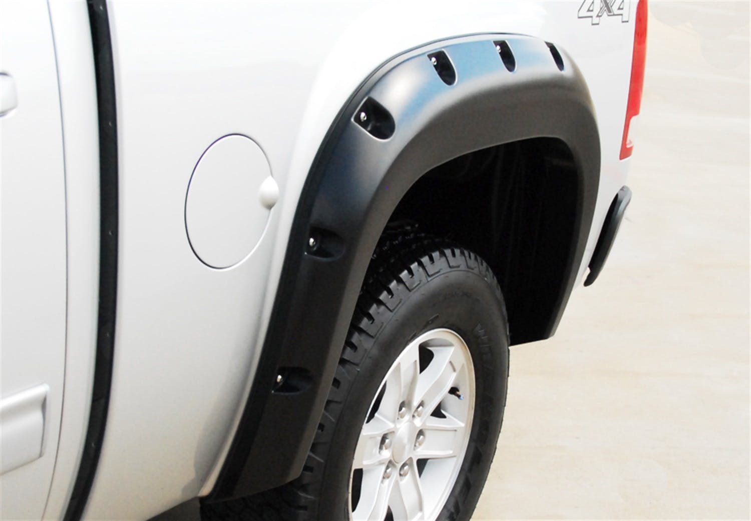 LUND RX109S RX-Style Fender Flares 4pc Smooth RX-RIVET STYLE 4PC SMOOTH